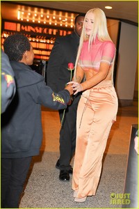 iggy-azalea-receives-rose-from-young-fan-on-valentines-day-07.jpg