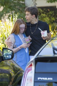 larsen-thompson-enjoys-healthy-snacks-from-sunlife-organics-in-la-06-20-2017-3.thumb.jpg.1e65b5d9019fd60bbcaffc40a29e71ff.jpg