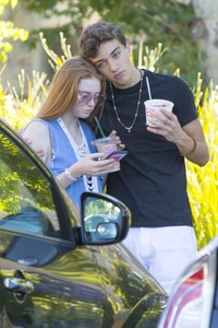 larsen-thompson-enjoys-healthy-snacks-from-sunlife-organics-in-la-06-20-2017-7.thumb.jpg.d6cbcedc79897ffd5bf418cd36bad561.jpg