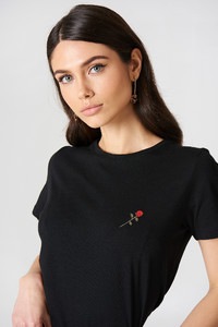 nakd_small_chest_rose_embroidery_tee_1018-000985-0002_04g.jpg