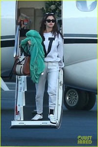 selena-gomez-jets-back-into-la-02.jpg
