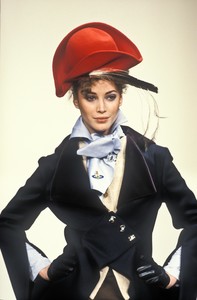 vivienne-westwood-fw-1994-10.thumb.jpg.cf6753abefaefef37de8284777287c78.jpg