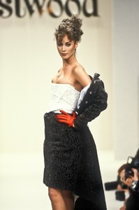 vivienne-westwood-fw-1994-13.thumb.jpg.0e67c3f6ebc04b854567b32db079b3cb.jpg