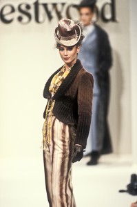 vivienne-westwood-fw-1994-3.thumb.jpg.db88f4c4055e5a9e738e27da0ce3e436.jpg