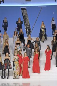 13453_celebrity_city_Valentino_Paris_Fashion_Show_311_123_337lo.thumb.jpg.08f9f634c14be5cb6df62c1ba9c8d86f.jpg