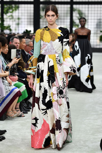 5a9d6d428280c_KaiaGerberValentinoRunwayParisFashionhh2ObqlXsmcx.thumb.jpg.34f8b8c124cb96b7281e59559c8373a4.jpg