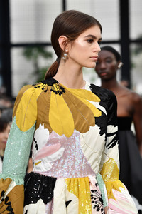 5a9d6eb4eba72_KaiaGerberValentinoRunwayParisFashionAlvwFkEX_Lgx.thumb.jpg.59e2b736bcd6da4b1289d30b3978c69a.jpg