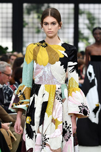 5a9d6f00df045_KaiaGerberValentinoRunwayParisFashionJX3qz5fMdmrx.thumb.jpg.c7d6a48dce36b3303a2dc9132be1cf46.jpg