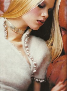 elle russia dec 1997 barbeau 1.jpg