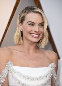 65194439_margot-robbie-4.jpg