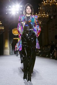 Balmain-RTW-FW18-Paris-2610-1519992273-bigthumb.thumb.jpg.33af72b7c757936db5c88d35095dc709.jpg