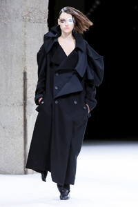 Yohji-Yamamoto-RTW-FW18-Paris-0051-1520023567-bigthumb.thumb.jpg.feddc1dbc134582b2bf9e45366356b99.jpg