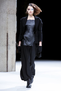 Yohji-Yamamoto-RTW-FW18-Paris-0311-1520024144-bigthumb.thumb.jpg.8efc808d4a3f7d103195db1c4d0d7b5c.jpg