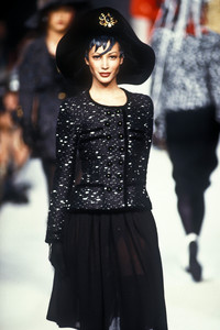 chanel-hc-fw-1992-3.thumb.jpg.ac9269ab2ae6387040c849ed1ddb907a.jpg