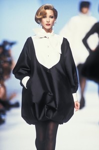 claude-montana-fw-1992-5.thumb.jpg.fe1048094aaff666e0e68b7c9aa416aa.jpg