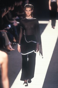 giorgio-armani-fw-1997-2.thumb.jpg.fb00e9df6f99bffef119f4e9c444ac60.jpg