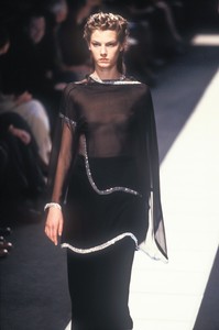 giorgio-armani-fw-1997-3.thumb.jpg.0a31a7171aacc123b769da011f337ad9.jpg