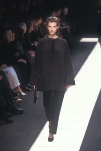 giorgio-armani-fw-1997-7.thumb.jpg.8adae68ffd85aec216a170e8dac019ca.jpg
