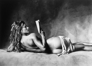 irving-penn-gisele-reading.jpg