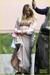 khloe-kardashian-celebrates-baby-shower-with-family-friends-02.jpg