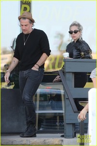 lady-gaga-christian-carino-shopping-malibu-march-2018-01.jpg