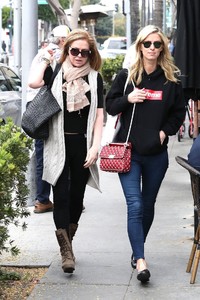 nicky-hilton-shopping-in-beverly-hills-03-20-2018-1.thumb.jpg.b44f7fc57dd7d6ef846d18e2c73bf13f.jpg