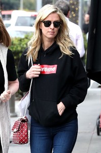 nicky-hilton-shopping-in-beverly-hills-03-20-2018-2.thumb.jpg.697a50a37522a98691e4bcf0d1916683.jpg