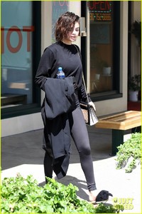 selena-gomez-pilates-class-12.jpg