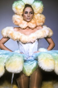 thierry-mugler-fw-1991-10.thumb.jpg.a769d8049b75a74edb102daceecffbc6.jpg