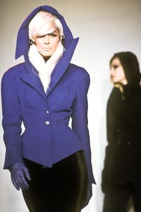 thierry-mugler-fw-1991-8.thumb.jpg.3ac929a642d7ad29858af8c76ff00615.jpg