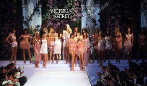 victoria pre valentines day fashion show - 03 02 1998 New York.jpg