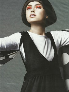 vogue russia 12 2006 sophie vlaming 06.jpg