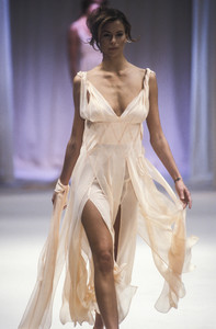 alberta-ferretti-ss-1994-2.thumb.jpg.f38c568b1a2eb360e2f3fb7db31d5251.jpg
