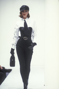 dolce-gabbana-fw-1992-32.thumb.jpg.4c8aa3d701d0b765cacaa3a48bc5c1a5.jpg