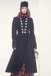dolce-gabbana-fw-1993-6.thumb.jpg.8a4e7fd8f7f9ec78b7d4c5e4765013dc.jpg