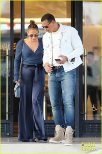jennifer-lopez-alex-rodriguez-take-their-daughters-shopping-in-beverly-hills-03.jpg