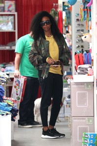 kelly-rowland-shopping-at-kitross-kids-in-west-hollywood-4.jpg