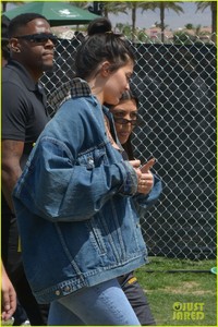 kylie-jenner-and-kourtney-kardashian-arrive-at-coachella-with-their-boyfriends-48.jpg
