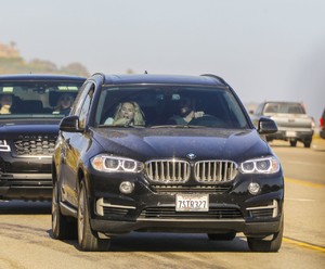 miley-cyrus-and-liam-hemsworth-driving-in-malibu-04-22-2018-6.jpg