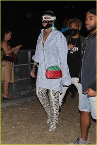 rihanna-coachella-mask-01.jpg