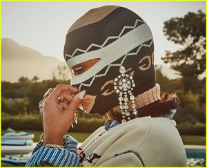 rihanna-coachella-mask-02.jpg