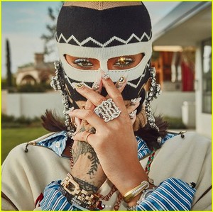 rihanna-coachella-mask-03.jpg