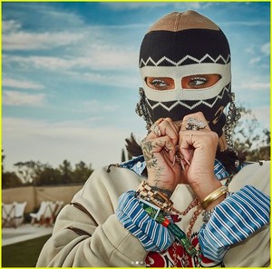 rihanna-coachella-mask-04.jpg