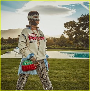 rihanna-coachella-mask-05.jpg