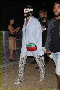rihanna-coachella-mask-07.jpg