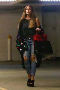 sofia-vergara-stops-by-barneys-new-york-in-beverly-hills-04-01-2018-0.thumb.jpg.46cbd9c6f6231f8bbe03ec1ddd0f6e33.jpg