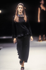 alberta-ferretti-ss-1993-2.thumb.jpg.111106c6fa38a265ed1d676d2a34c92a.jpg