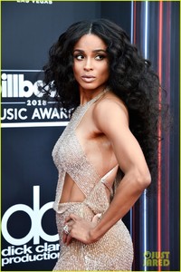 ciara-looks-so-fierce-on-bbmas-2018-red-carpet-04.jpg