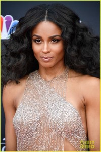 ciara-looks-so-fierce-on-bbmas-2018-red-carpet-06.jpg