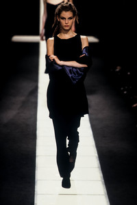 emporio-armani-fw-1997-1.thumb.jpg.c66d22bbd920353ec0e51a6d014f08fa.jpg